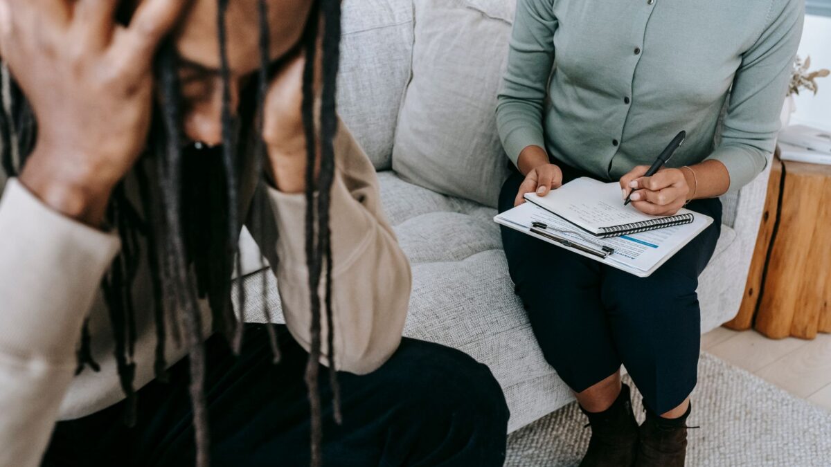 Como a terapia pode ajudar no tratamento da síndrome de burnout?